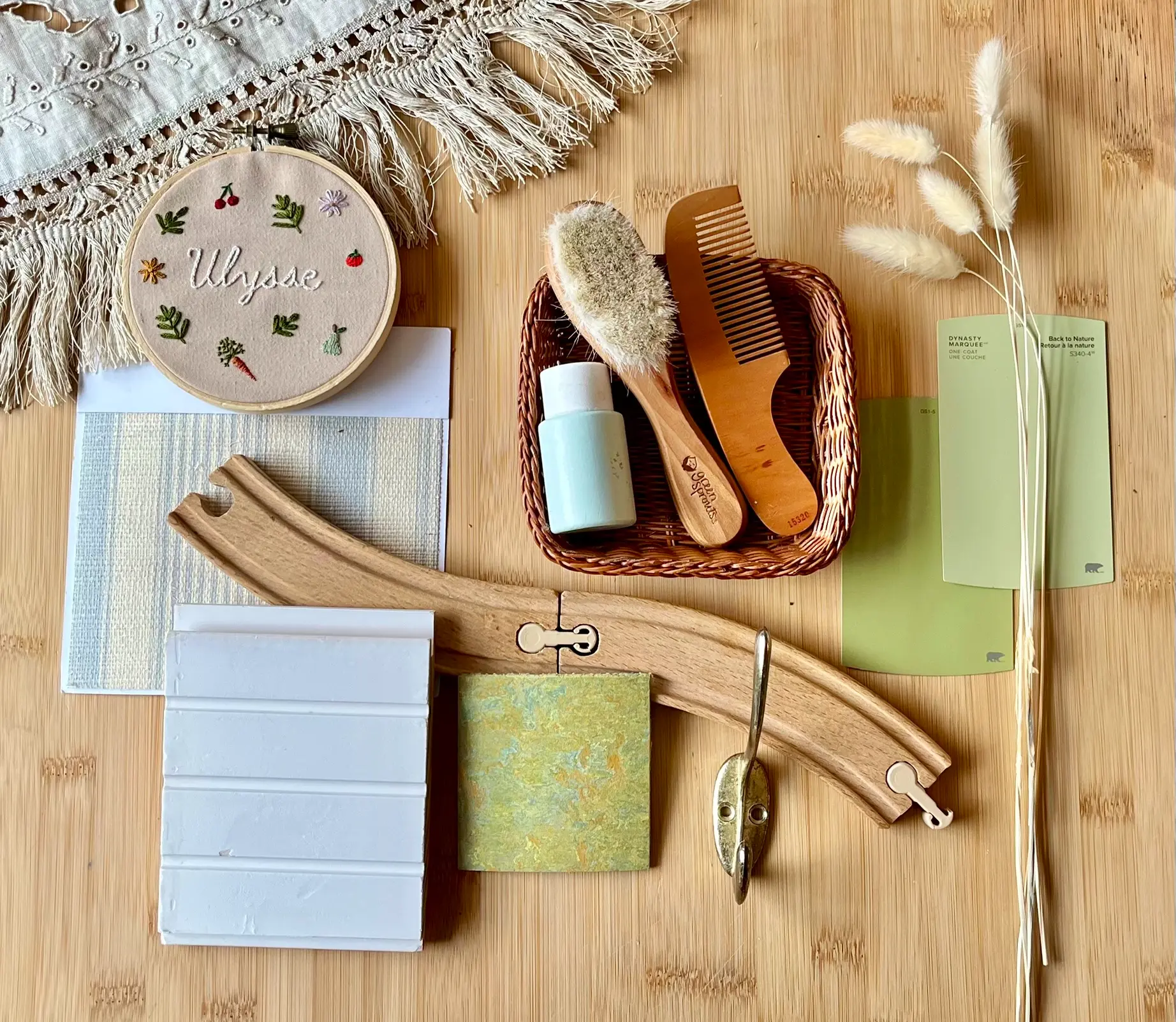 Planche d'échantillons Studio Pacha : bois, tissus, couleurs douces et accessoires utilisés pour créer des espaces enfants