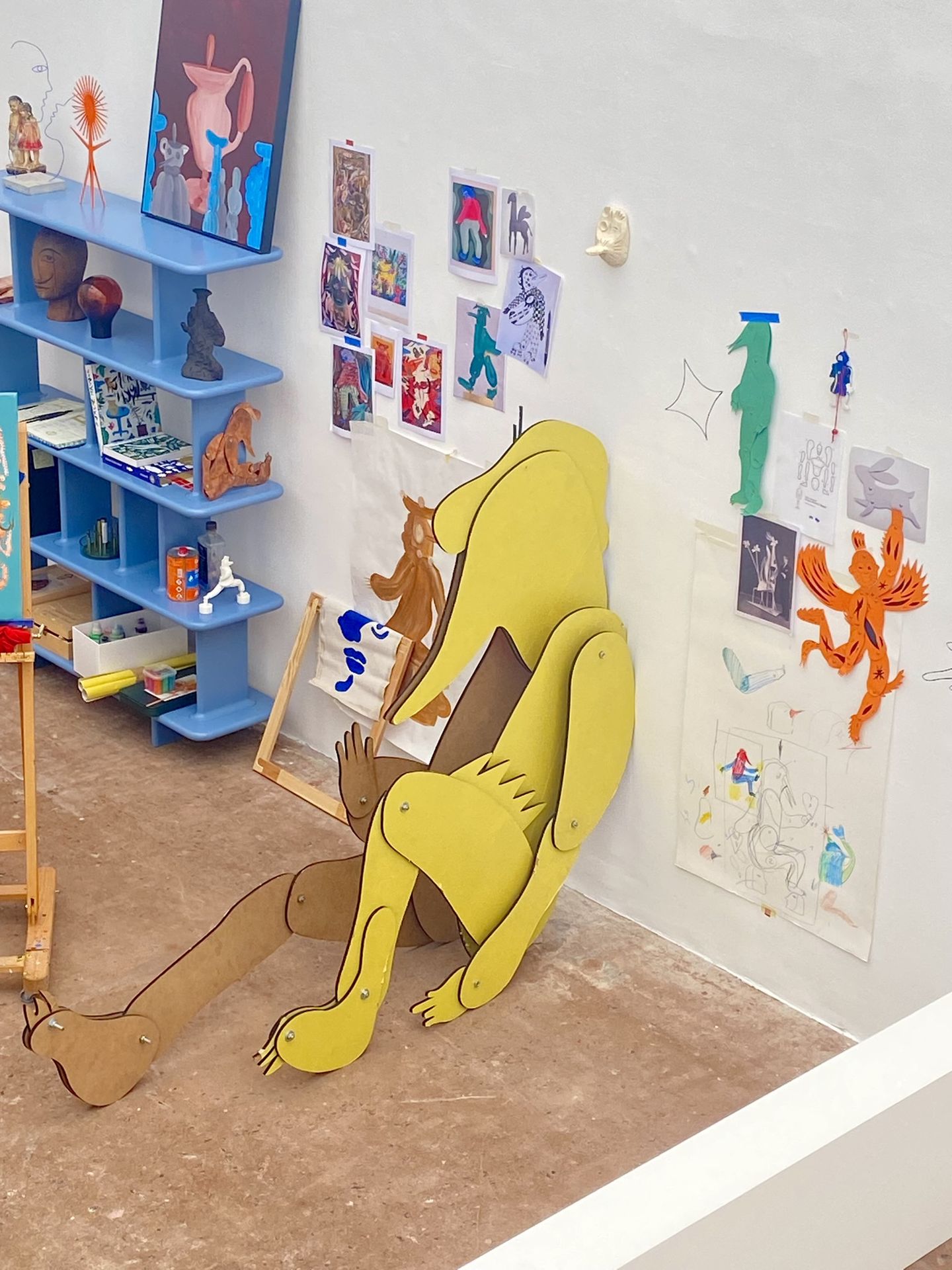 Installation jaune joyeusement décalée à la Villa Noailles pendant la Design Parade de Hyères. Post Instagram Studio Pacha.